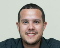 Pedro Igor Pimentel Azevedo, 33 anos, é quixeramobinense, advogado, gestor cultural e professor. Coordenador da Casa de Antônio Conselheiro, equipamento da Secretaria da Cultura do Ceará, gerido em parceria com o Instituto Dragão do Mar.